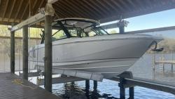2022 32' Boston Whaler 320 Vantage