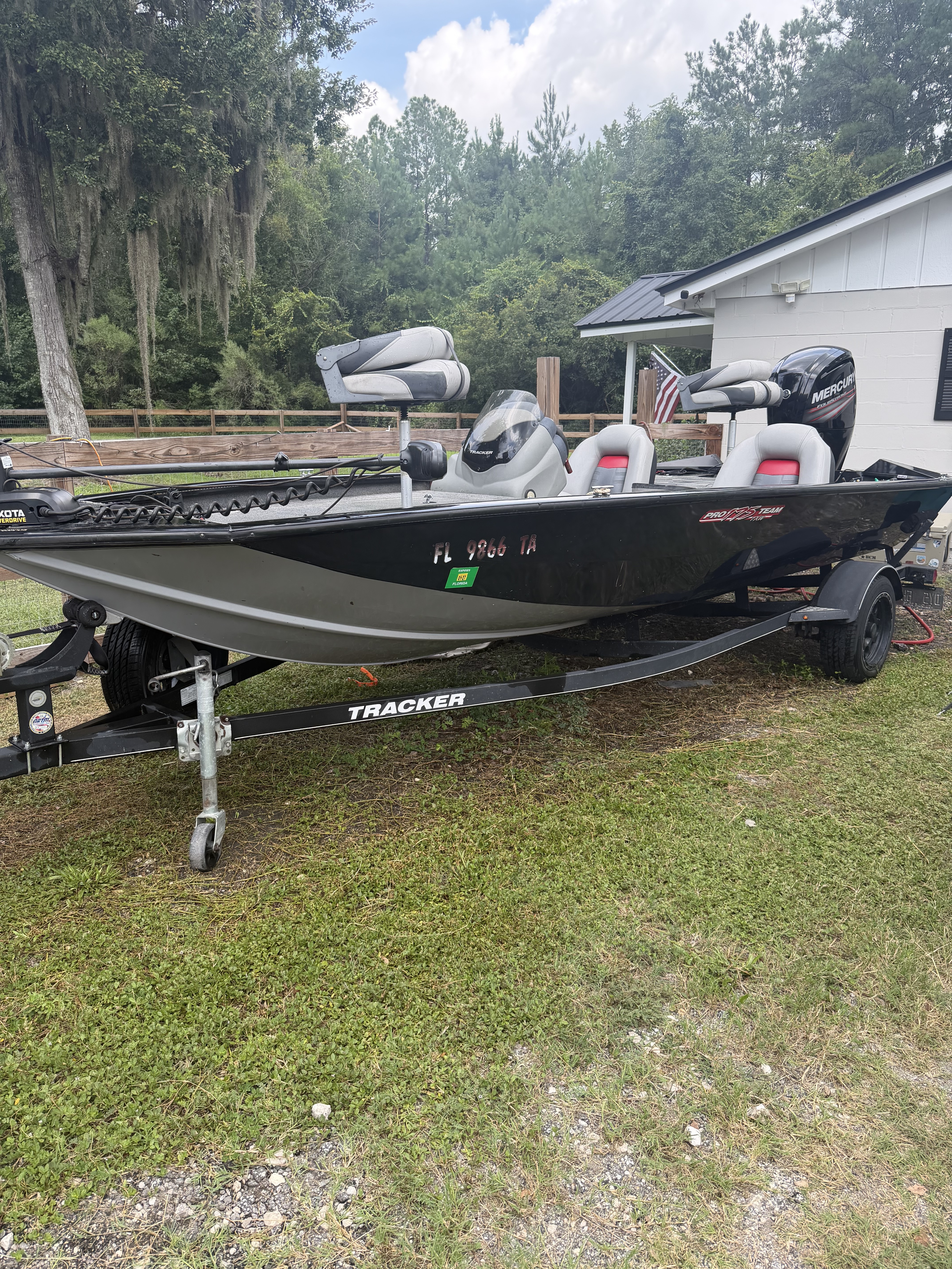 2017 17' 7" Tracker Pro team 175 txw