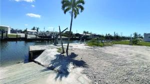 5157 FLAMINGO DR, ST. JAMES CITY, FL 33956